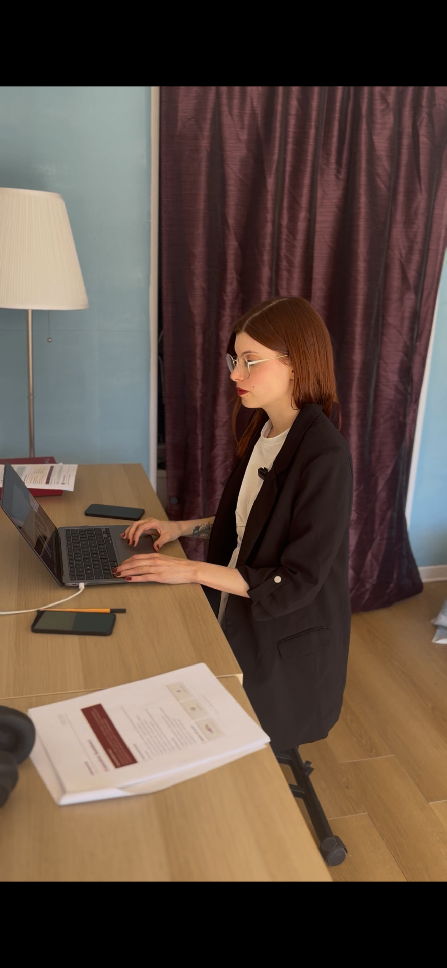Sara al desk con laptop